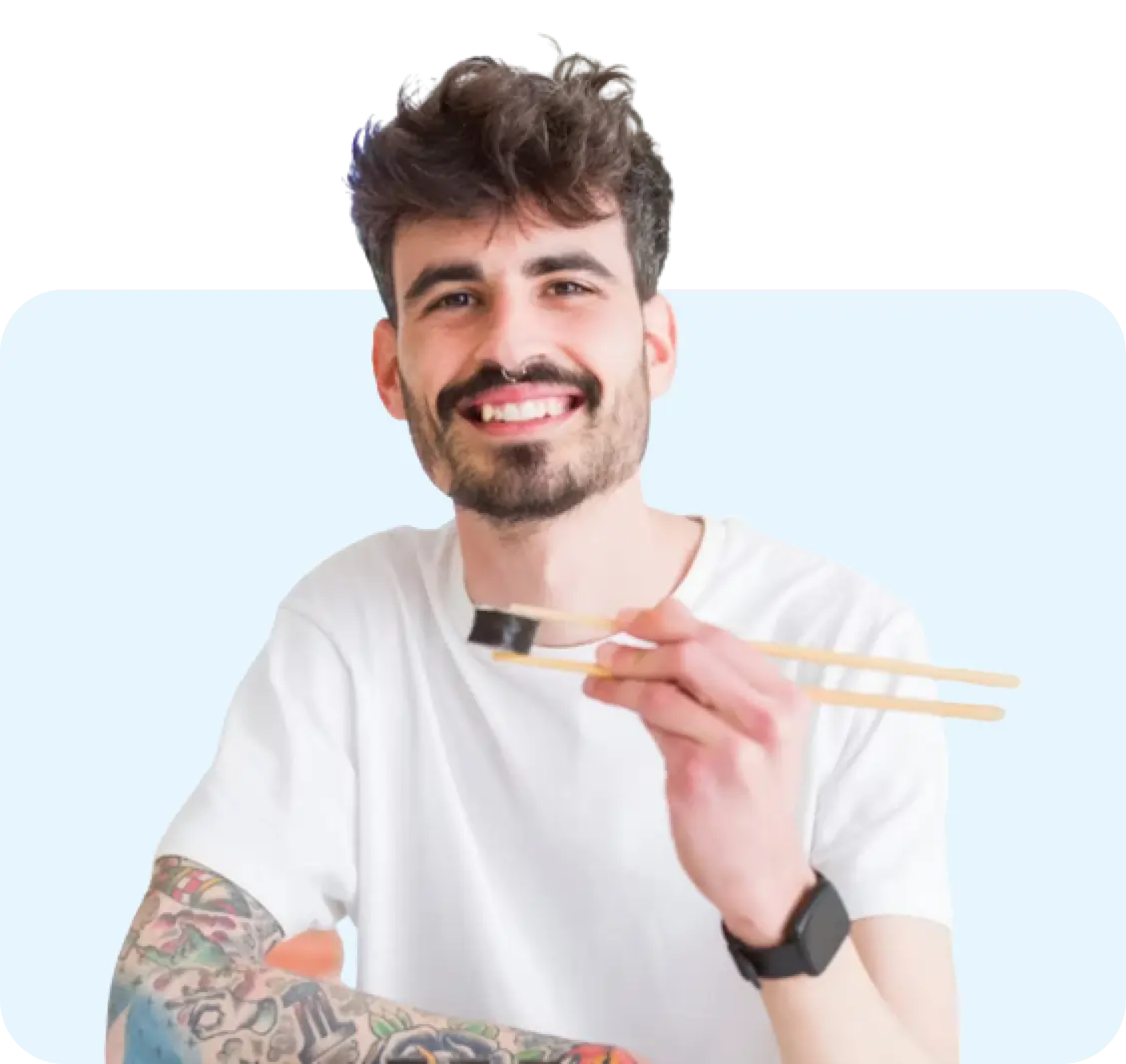 Imagem de uma pessoa comendo sushi